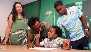 Lavinia, la sœur d'Endrick, son père Douglas, son frère Noah et Endrick le jour où il a signé son contrat avec Palmeiras