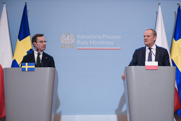 Premier RP Donald Tusk (P) oraz premier Szwecji Ulf Kristersson (L) podczas wspólnej konferencji prasowej
