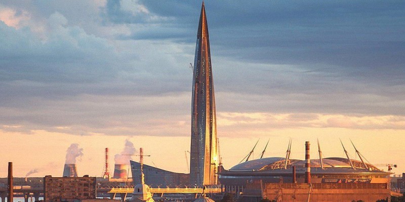 Budowa Łachta Centr rozpoczęła się w 2012 roku. Dzięki wieżowcowi powierzchnia biurowa w Sankt Petersburgu powiększyła się na tyle, że statystycznie może prześcignąć rozmiar powierzchni biurowej w Moskwie. Łachta Centr oferuje około 400 tysięcy metrów kwadratowych, które będą służyły głównie jako biura.