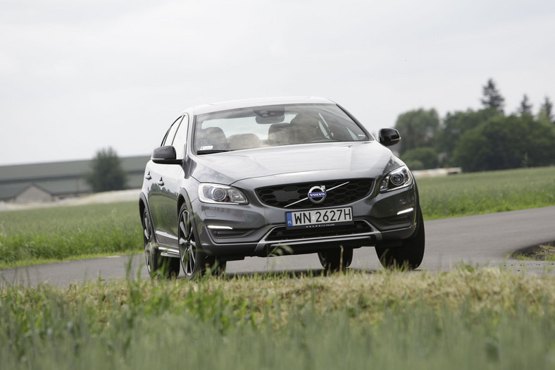 Volvo S60 D4 AWD Cross Country - sedan na szczudłach