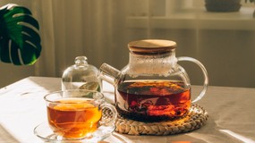 Polacy piją ten napój na potęgę. Jest zdrowy, ale nie każdy powinien po niego sięgać