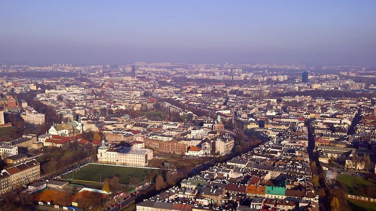 W Krakowie wciąż utrzymuje się wysokie zanieczyszczenie powietrza pyłem zawieszonym; jego stężenie w ciągu ostatniej doby w al. Krasińskiego przekraczało normę ponad 2,5-krotnie - poinformował w piątek Małopolski Wojewódzki Inspektor Ochrony Środowiska.