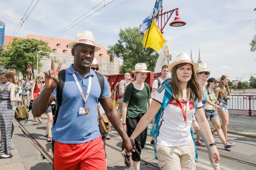 Tłumy zmierzały w południe na Ostrów Tumski