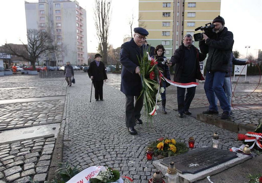 Wałęsa złożył kwiaty pod pomnikiem Poległych Stoczniowców