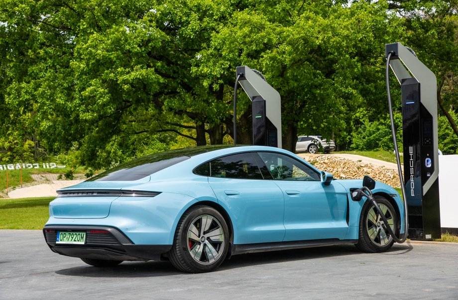 Porsche Taycan Cross Turismo może być ładowany nawet z mocą 270 kW. 