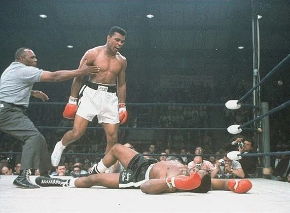 Muhammad Ali posyła na deski Sonny'ego Listona