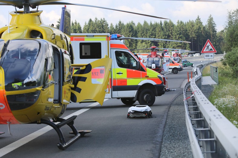 Autokar z 48 osobami najechał na ciężarówkę na autostradzie A9