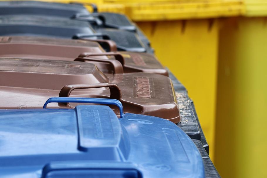 Jednym z celów nowych przepisów, które obowiązują od piątku 6 września, ma być zwiększenie motywacji mieszkańców do segregowania odpadów