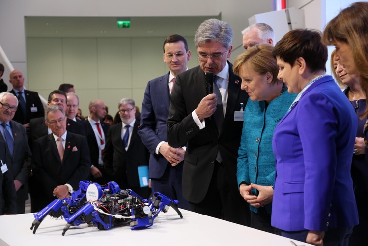 Kanclerz Niemiec Angela Merkel i polska premier Beata Szydło podczas zwiedzania stanowisk na międzynarodowych targach przemysłowych Hannover Messe 2017