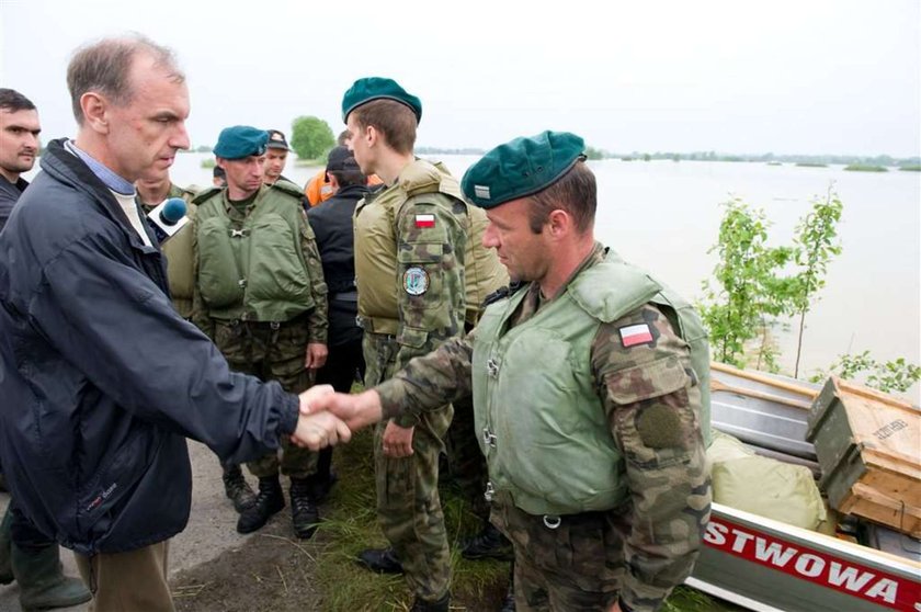 Saperzy wysadzili fragment wału w miejscowości Wola Rogowska w gminie Wietrzychowice (Małopolska). Dzięki temu woda z okolicznych pól ma  z powrotem do Wisły