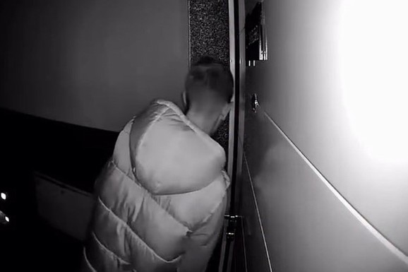 DRAMA U KRAGUJEVCU Kamere zabeležile pokušaj OBIJANJA stana pored škole, građani u STRAHU