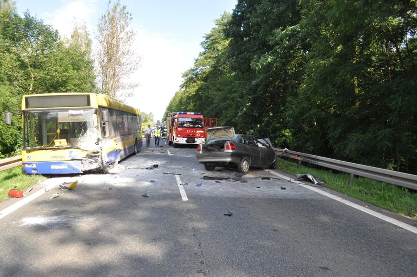 Śmiertelny wypadek. Osobówka zderzyła się z autousem