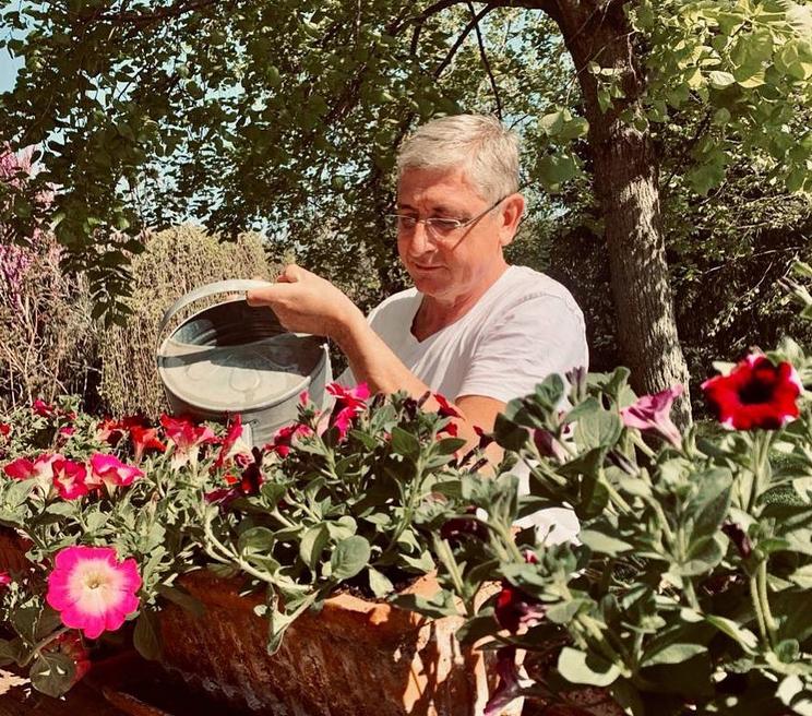 Aki a virágot szereti, rossz ember nem lehet, üzente a kertészkedő pártelnök /Fotó: Facebook
