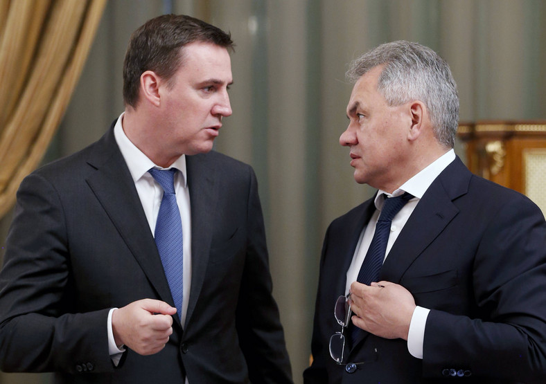 Rosyjski minister rolnictwa Dmitrij Patruszew (z lewej) i rosyjski minister obrony Siergiej Szojgu (z prawej) czekają na posiedzenie rządu w Moskwie, Rosja, 20 czerwca 2019 r.