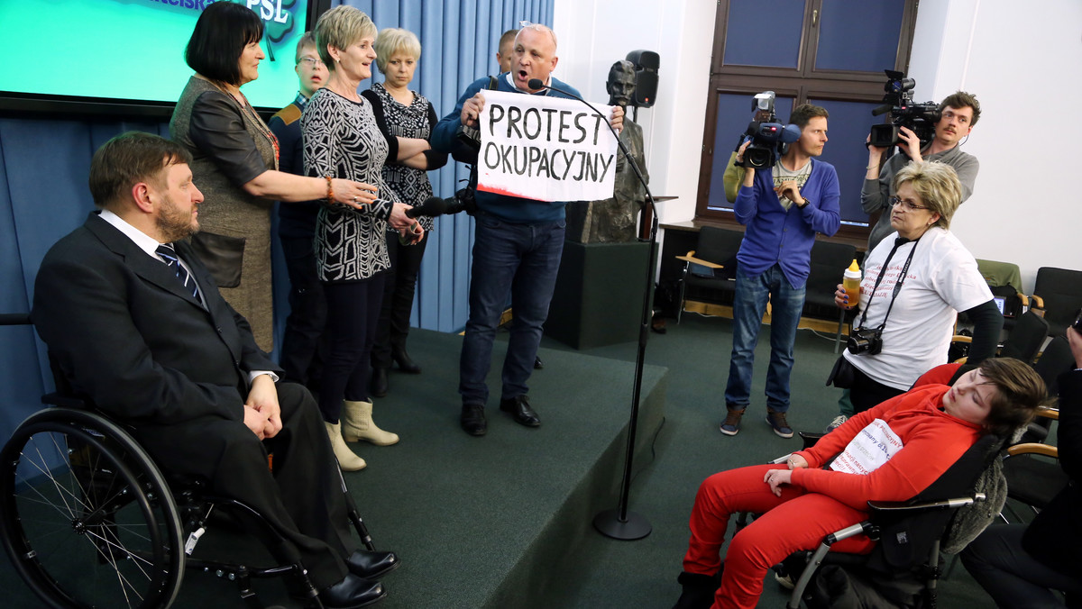 Ok. 30 osób - rodzice wraz ze swoimi niepełnosprawnymi dziećmi - rozpoczęło w środę protest okupacyjny w Sejmie. Zapowiadają, że są gotowi zostać w gmachu Sejmu nawet cztery dni. Jak mówią, chodzi o brak realizacji obietnic rządu dotyczących pomocy takim rodzinom.