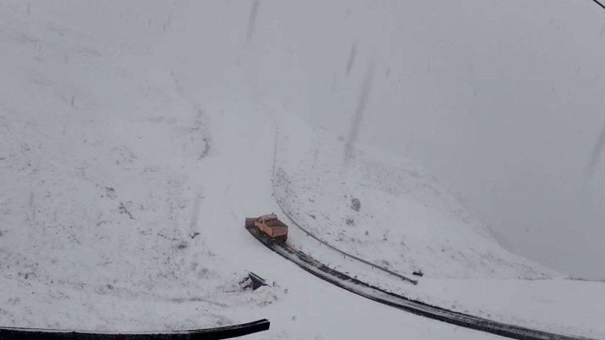 Transfăgărășanul a fost închis din cauza ninsorii și a ceții. Rutele alternative pe care le pot alege românii care pleacă la drum