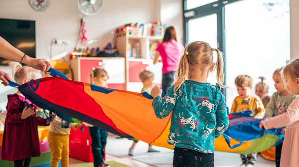 Już od kwietnia w poznańskich żłobkach – zarówno publicznych, jak i niepublicznych – będą organizowane bezpłatne wizyty specjalistów, m.in. psychologa, neurologopedy, fizjoterapeuty, terapeuty integracji sensorycznej, dietetyka, pedagoga specjalnego.