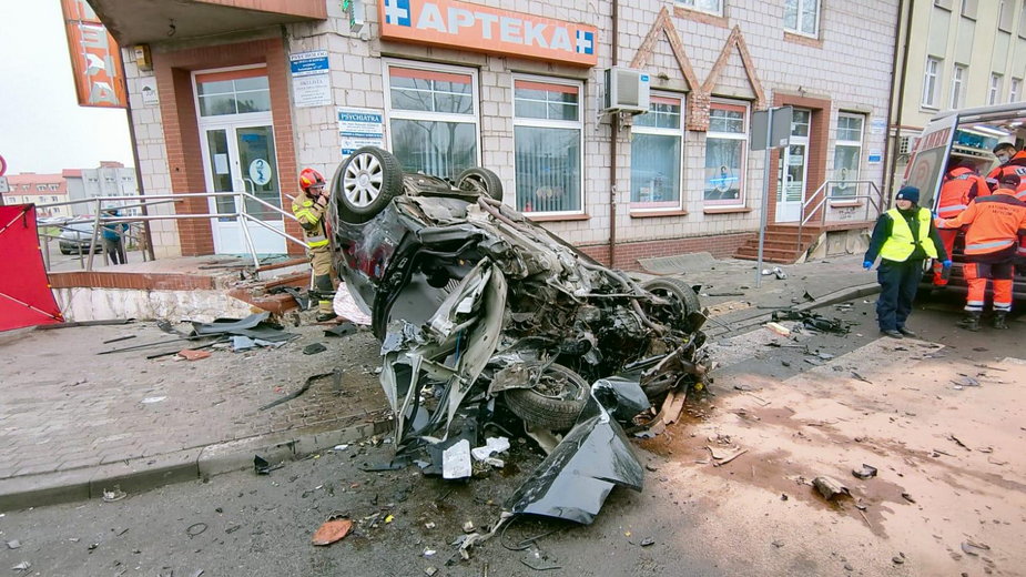 Braniewo. 27-letni kierowca citroena z impetem uderzył w aptekę
