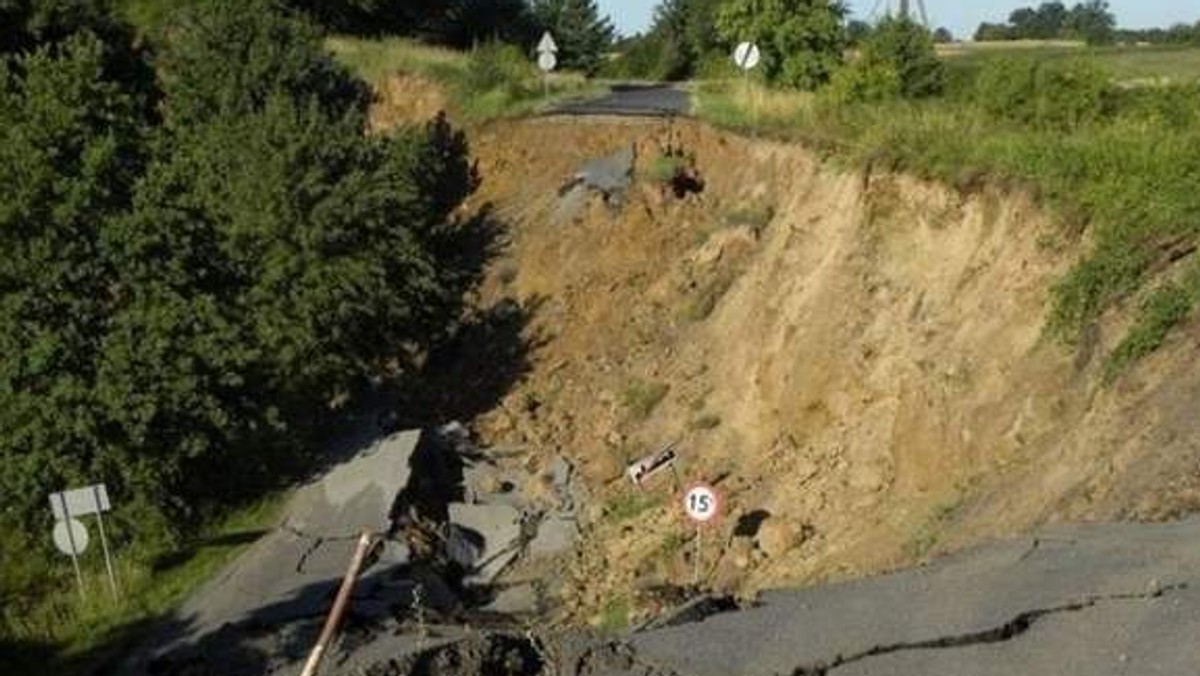 Na odbudowę zapadniętej jezdni mieszkańcy w Graczach czekają już trzy lata. Objazd ma 12 kilometrów, a pieniędzy na remont w kasie ciągle brak.