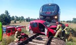 Groźny wypadek koło Kutna. Samochód wjechał pod pociąg towarowy. Jedna osoba ranna