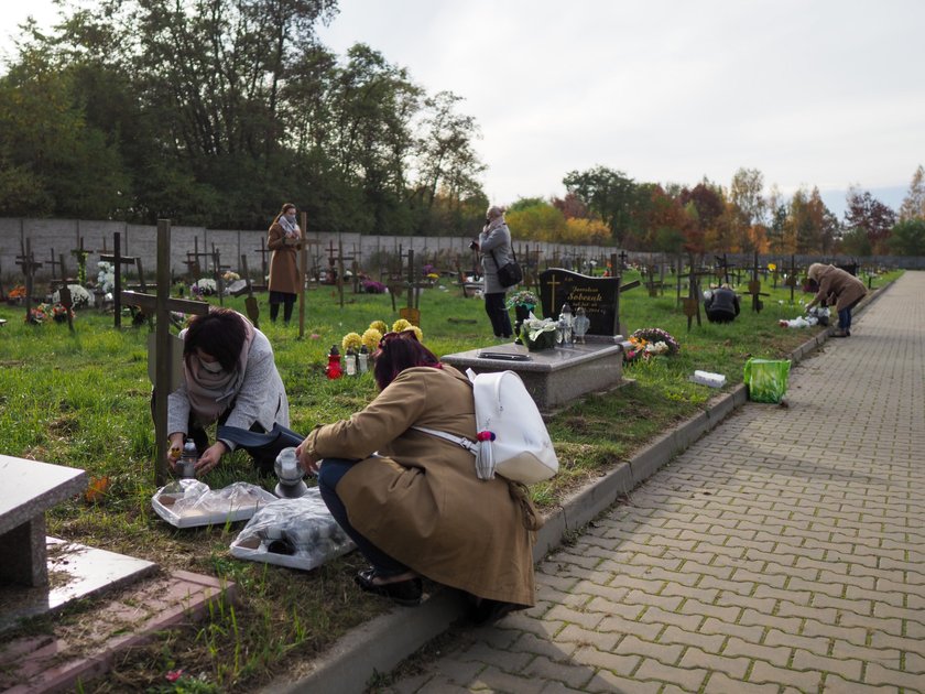 Zapalili światełko na samotnych grobach