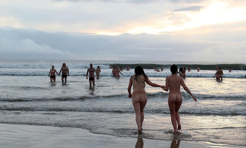 Setki golasów na plaży w Anglii. Tak świętowali równonoc jesienną 2018