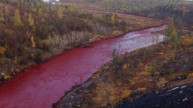 Rzeka w Rosji zmieniła kolor na czerwony. Zdjęcia obiegają świat