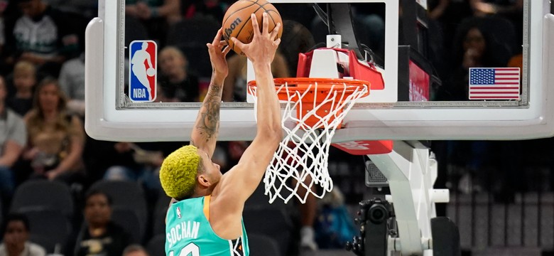 11 punktów Sochana. San Antonio Spurs przegrali we własnej hali [WIDEO]