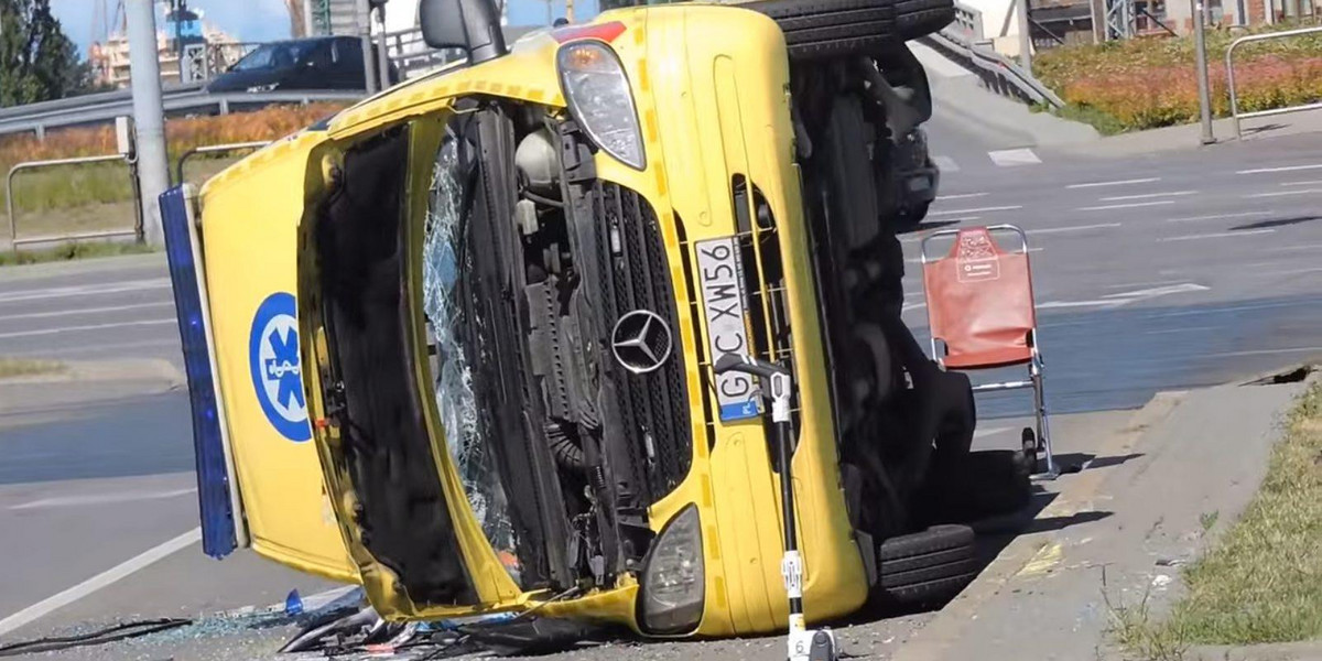 Groźny wypadek karetki pogotowia w centrum Gdańska. Rannych dwoje pacjentów