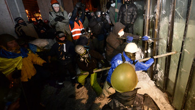 Protestujący szturmują milicję w Ukraińskim Domu