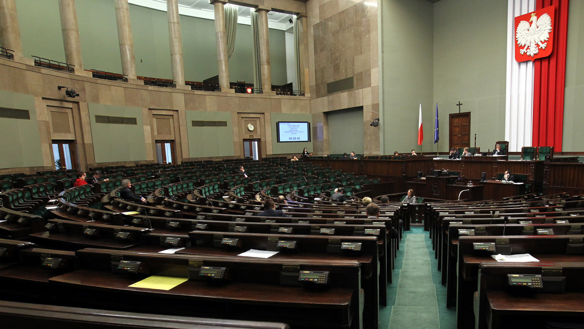 Sejm odrzucił przygotowany przez PiS projekt nowelizacji ustawy o oświacie, który zakładał przesunięcie wprowadzenia obowiązku szkolnego dla sześciolatków na 2050 rok. Wniosek o odrzucenie projektu w pierwszym czytaniu złożyły PO, Ruch Palikota i PSL.