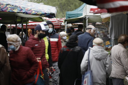 Sklepy z alkoholem krócej otwarte, zamknięte targowiska. Rząd zastanawia się nad nowymi restrykcjami