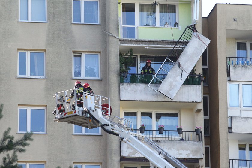 Balustrada oderwała się od bloku. Może runąć na ziemię