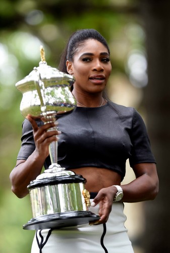 Serena Williams piękna jak nigdy. Tak pozowała z trofeum Australian Open