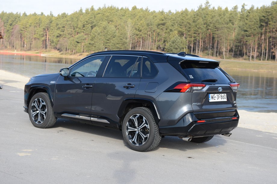 Toyota RAV4 Plug-in to kompaktowy SUV z dużym bagażnikiem i przestronną kabiną. Duże baterie sprawiają, że auto może przejechać bezemisyjnie nawet ponad 70 km.