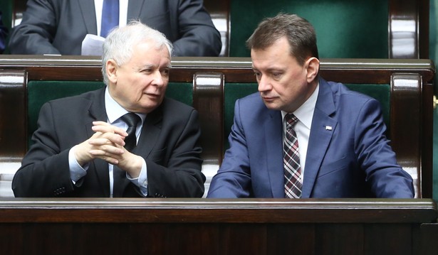 Jarosław Kaczyński i Mariusz Błaszczak podczas posiedzenia Sejmu.