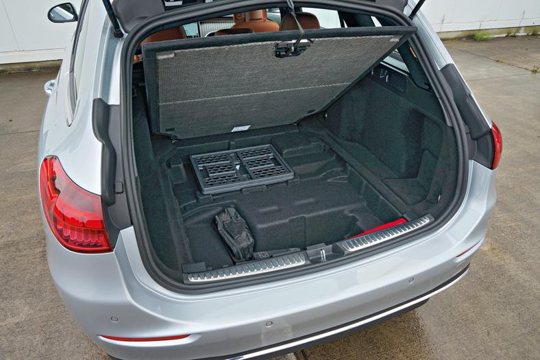 Mercedes klasy C kombi 2022 - dobry pomysł: składane pudełko pod podwójną podłogą bagażnika.