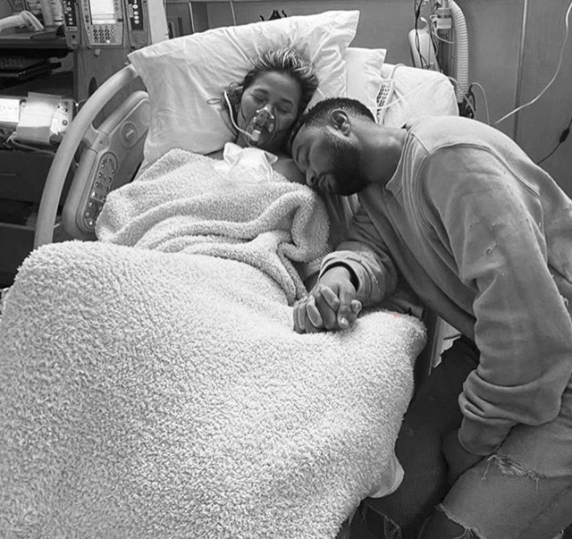 Szívfakasztó, őszinte interjút adott Chrissy Teigen a babája elvesztéséről