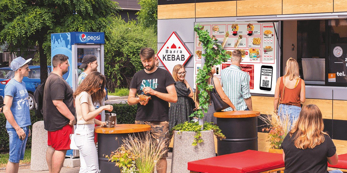 Według badań OBOP kebab stał się w naszym kraju najpopularniejszym daniem jedzonym poza domem – deklaruje tak 40 proc. Polaków.