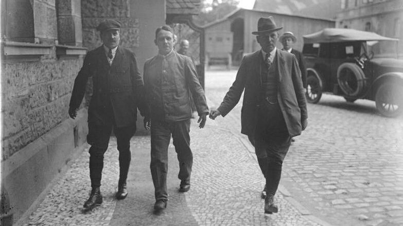 Friedrich Haarmann (w środku) w okresie procesu sądowego, fot. Bundesarchiv, Bild 102-00881 / Georg Pahl / CC-BY-SA 3.0