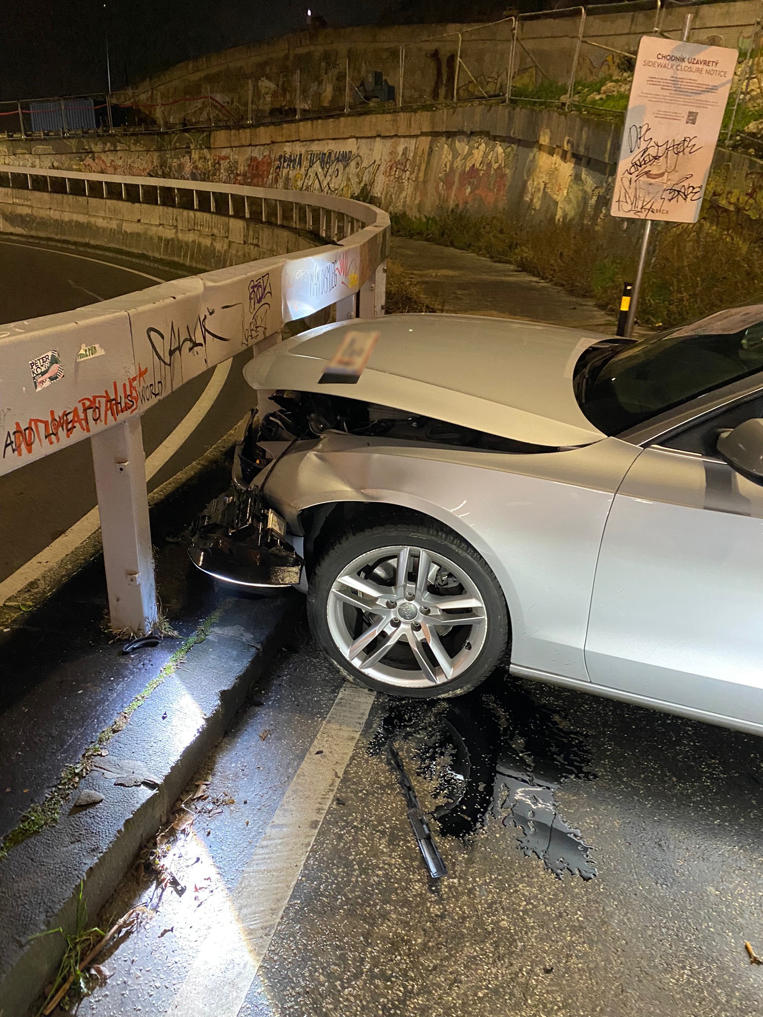 Polícia rieši prípad neznámeho vodiča, ktorý vo štvrtok ráno „zbehol“ autom po schodoch na Židovskej ulici v Bratislave. 