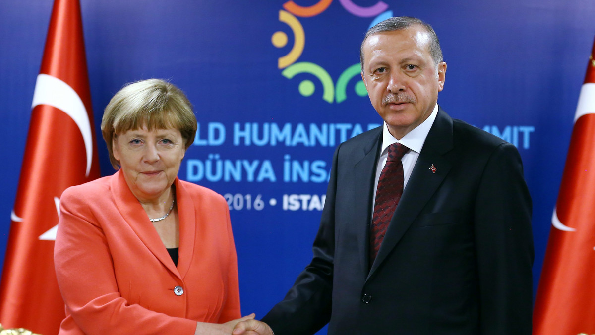 Niektóre warunki niezbędne do zniesienia wiz dla obywateli Turcji podróżujących do UE nie zostaną spełnione do 1 lipca - oświadczyła kanclerz Niemiec Angela Merkel. Wyraziła zaniepokojenie pozbawieniem immunitetu niektórych tureckich deputowanych.