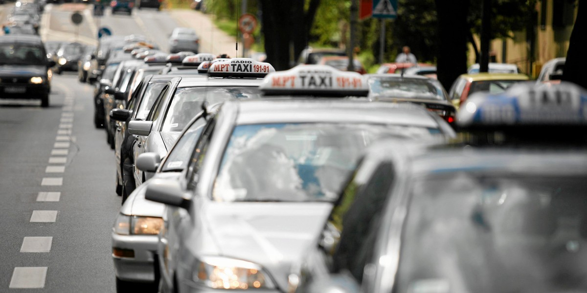 W Warszawie jest prawie tyle taksówek, co w Nowym Jorku