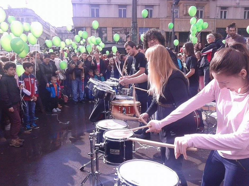 Deca su sa oduševljenjem pratila nastup bubnjarskog sastava