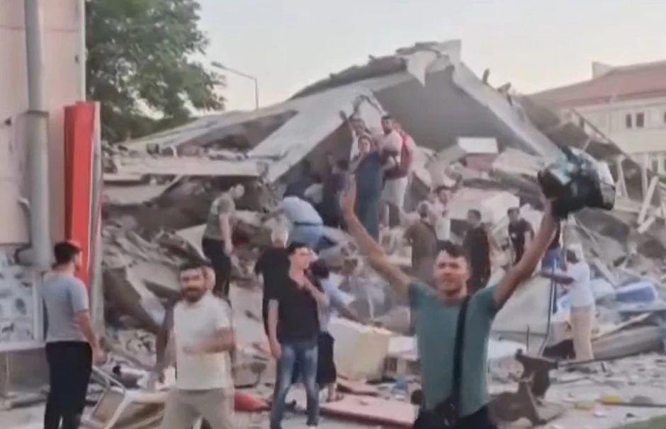 Ljudi nakon zemljotresa jačine 6,1 magnitude u Turskoj