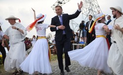 Prezydent tańczył pod Bramą-Rybą w Lednicy. Internauci: Czasem kontuzja kolana to dar niebios