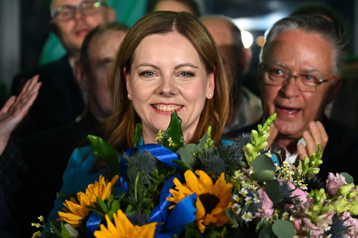 Gdynia, 21.04.2024. Wybory samorządowe 2024 - II tura. Kandydatka na urząd prezydenta Gdyni z KWW Gdyński Dialog Aleksandra Kosiorek (C) w swoim sztabie wyborczym po zakończeniu głosowania w II turze w Gdyni, 21 bm. (sko) PAP/Adam Warżawa