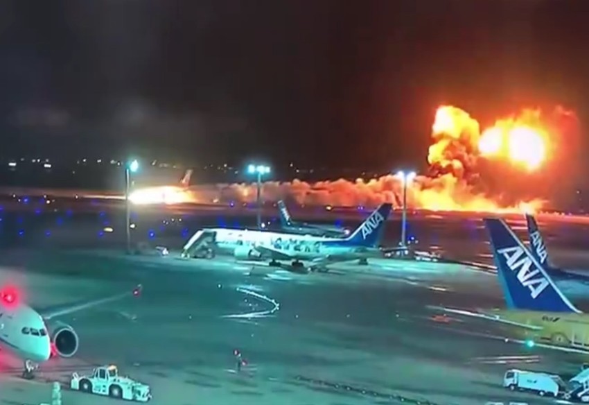 Zapalio se avion na pisti u Tokiju