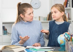 Negatywne uwagi w dzienniczkach uczniów - to szkodzi nie tylko dzieciom...