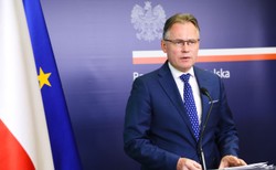 Mularczyk nie poleciał do Paryża. "Sytuacja jest poważna"